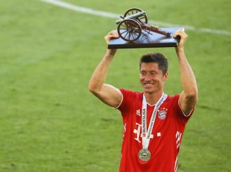 Robert Lewandowski wurde von den Bundesliga-Profis mit 42 Prozent zum besten Feldspieler gewählt. Foto: Kai Pfaffenbach/Reuters-Pool/dpa
