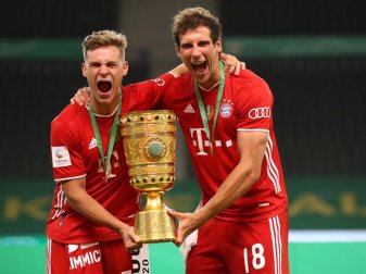 Riefen «We kick Corona» ins Leben: Joshua Kimmich (l) und Leon Goretzka. Foto: Alexander Hassenstein/Getty Images Europe/Pool/dpa Riefen «We kick Corona» ins Leben: Joshua Kimmich (l) und Leon Goretzka. Foto: Alexander Hassenstein/Getty Images Europe/Pool/dpa