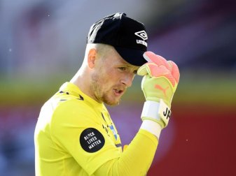 Evertons Torwart Jordan Pickford trägt während des Spiels gegen Sheffield ein Shirt mit einem «Black Lives Matter»-Sticker. Foto: Peter Powell/Nmc Pool/PA Wire/dpa Evertons Torwart Jordan Pickford trägt während des Spiels gegen Sheffield ein Shirt mit einem «Black Lives Matter»-Sticker. Foto: Peter Powell/Nmc Pool/PA Wire/dpa