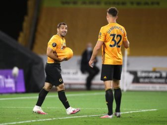 Jonny (l) von den Wolverhampton Wanderers feiert mit seinem Teamkollegen Leander Dendoncker das 2:0 gegen Crystal Palace. Foto: Martin Rickett/Nmc Pool/PA Wire/dpa Jonny (l) von den Wolverhampton Wanderers feiert mit seinem Teamkollegen Leander Dendoncker das 2:0 gegen Crystal Palace. Foto: Martin Rickett/Nmc Pool/PA Wire/dpa