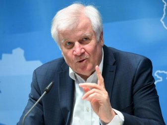 Macht Fußball-Fans Hoffnung auf eine baldige Rückkehr in die Stadien: Bundesinnenminister Horst Seehofer. Foto: Martin Schutt/dpa-Zentralbild/dpa