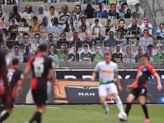 Zumindest Pappfiguren durften bei den Bundesliga-Geisterspielen schon ins Stadion. Foto: Marius Becker/dpa