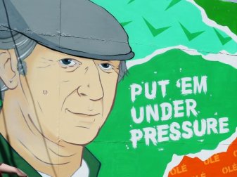 Ein Wandbild in Dublin erinnert an den verstorbenen 66er-Fußball-Weltmeister und Nationaltrainer Irlands Jack Charlton. Foto: Brian Lawless/PA Wire/dpa