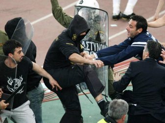 In Griechenland sind gewaltsame Auseinandersetzungen zwischen Fan-Gruppen ein stetiges Problem. Foto: In Time Sports/ANA-MPA/dpa In Griechenland sind gewaltsame Auseinandersetzungen zwischen Fan-Gruppen ein stetiges Problem. Foto: In Time Sports/ANA-MPA/dpa