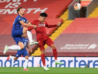 Liverpools Roberto Firmino (r) erzielt das Tor zum 4:1 gegen den FC Chelsea. Foto: Laurence Griffiths/Pool Getty/dpa Liverpools Roberto Firmino (r) erzielt das Tor zum 4:1 gegen den FC Chelsea. Foto: Laurence Griffiths/Pool Getty/dpa