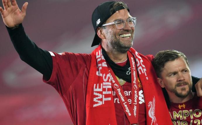 Liverpools Trainer Jürgen Klopp jubelt nach der Meisterehrung über den Titelgewinn. Foto: Paul Ellis/PA Wire/dpa