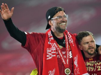 Liverpools Trainer Jürgen Klopp jubelt nach der Meisterehrung über den Titelgewinn. Foto: Paul Ellis/PA Wire/dpa Liverpools Trainer Jürgen Klopp jubelt nach der Meisterehrung über den Titelgewinn. Foto: Paul Ellis/PA Wire/dpa