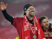 Liverpools Trainer Jürgen Klopp jubelt nach der Meisterehrung über den Titelgewinn. Foto: Paul Ellis/PA Wire/dpa