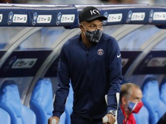 Beendete den PSG-Pokalsieg auf Krücken: Weltmeister Kylian Mbappé. Foto: Francois Mori/AP/dpa Beendete den PSG-Pokalsieg auf Krücken: Weltmeister Kylian Mbappé. Foto: Francois Mori/AP/dpa