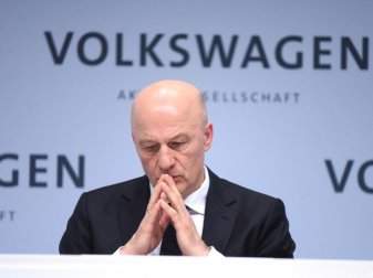 Sieht keine Möglichkeit für Millionentransfers beim VfL Wolfsburg: Aufsichtsratschef Frank Witter. Foto: picture alliance / Rainer Jensen/dpa Sieht keine Möglichkeit für Millionentransfers beim VfL Wolfsburg: Aufsichtsratschef Frank Witter. Foto: picture alliance / Rainer Jensen/dpa