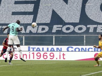 Inters Romelu Lukaku (l) köpft den Ball ins Tor. Foto: Tano Pecoraro/LaPresse/dpa Inters Romelu Lukaku (l) köpft den Ball ins Tor. Foto: Tano Pecoraro/LaPresse/dpa