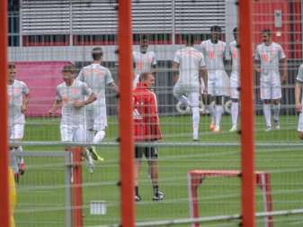 Die Spieler des FC Bayern München beim Start des Mannschaftstrainings. Foto: Peter Kneffel/dpa Die Spieler des FC Bayern München beim Start des Mannschaftstrainings. Foto: Peter Kneffel/dpa