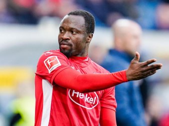 Ist vom FC Schalke vertraglich an Fortuna Düsseldorf ausgeliehen: Bernard Tekpetey gestikuliert. Foto: Uwe Anspach/dpa Ist vom FC Schalke vertraglich an Fortuna Düsseldorf ausgeliehen: Bernard Tekpetey gestikuliert. Foto: Uwe Anspach/dpa