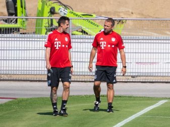 Auftakt als Bayern-Co: Miroslav Klose (l) und Chefcoach Hansi Flick. Foto: Sven Hoppe/dpa