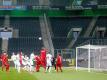 Die Gästebereiche in Deutschlands Fußball-Stadien sollen bis Jahresende leer bleiben. Foto: Roland Weihrauch/dpa