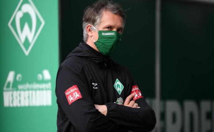 Sportdirektor von Werder Bremen: Frank Baumann steht mit Maske im Stadion. Foto: Stuart Franklin/Getty Images Europe/Pool/dpa