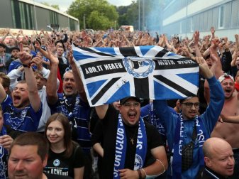Trotz fehlender Masken und unzureichendem Abstand: Fußballfans feiern den Aufstieg. Foto: Friso Gentsch/dpa Trotz fehlender Masken und unzureichendem Abstand: Fußballfans feiern den Aufstieg. Foto: Friso Gentsch/dpa