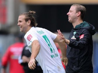 Freut sich, dass Trainer Florian Kohfeldt (r) bei Werder Bremen bleibt: Niclas Füllkrug (l). Foto: Friedemann Vogel/EPA/Pool/dpa Freut sich, dass Trainer Florian Kohfeldt (r) bei Werder Bremen bleibt: Niclas Füllkrug (l). Foto: Friedemann Vogel/EPA/Pool/dpa