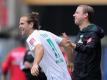 Freut sich, dass Trainer Florian Kohfeldt (r) bei Werder Bremen bleibt: Niclas Füllkrug (l). Foto: Friedemann Vogel/EPA/Pool/dpa