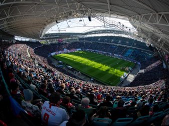 Nicht so voll, aber etwas gefüllter könnten die Fußballstadien bald wieder sein. Foto: Robert Michael/dpa-Zentralbild/dpa Nicht so voll, aber etwas gefüllter könnten die Fußballstadien bald wieder sein. Foto: Robert Michael/dpa-Zentralbild/dpa