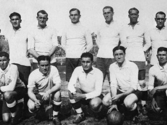 Im ersten Finale einer Fußball-WM holt die Nationalmannschaft von Uruguay am 30. Juli 1930 die Weltmeisterschaft. Foto: DB Staff/OFF/dpa Im ersten Finale einer Fußball-WM holt die Nationalmannschaft von Uruguay am 30. Juli 1930 die Weltmeisterschaft. Foto: DB Staff/OFF/dpa