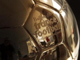 Auszeichnung für den Weltfußballer des Jahres: Der Ballon d'Or. Foto: Chistophe Ena/AP/dpa Auszeichnung für den Weltfußballer des Jahres: Der Ballon d'Or. Foto: Chistophe Ena/AP/dpa