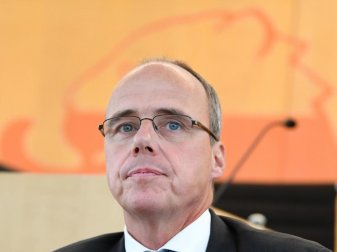 Der hessische Innenminister Peter Beuth steht einer Rückkehr von Zuschauern in die Fußballstadien kritisch gegenüber. Foto: Arne Dedert/dpa Pool/dpa Der hessische Innenminister Peter Beuth steht einer Rückkehr von Zuschauern in die Fußballstadien kritisch gegenüber. Foto: Arne Dedert/dpa Pool/dpa