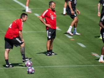 Nehmen mit dem FC Bayern den Spielbetrieb wieder auf: Trainer Hansi Flick und Co-Trainer Miroslav Klose (l). Foto: Sven Hoppe/dpa Nehmen mit dem FC Bayern den Spielbetrieb wieder auf: Trainer Hansi Flick und Co-Trainer Miroslav Klose (l). Foto: Sven Hoppe/dpa