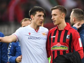 Tauschen die Trikots: Nico Schlotterbeck (r) und Bruder Keven. Foto: Patrick Seeger/dpa Tauschen die Trikots: Nico Schlotterbeck (r) und Bruder Keven. Foto: Patrick Seeger/dpa