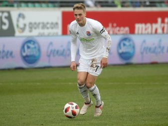 Finn Porath verlängert seinen Vertrag bei Holstein Kiel Finn Porath verlängert seinen Vertrag bei Holstein Kiel