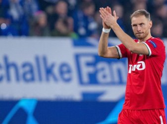 Hat sich entschlossen seine Karriere als Fußballer zu beenden: Benedikt Höwedes. Foto: Guido Kirchner/dpa Hat sich entschlossen seine Karriere als Fußballer zu beenden: Benedikt Höwedes. Foto: Guido Kirchner/dpa