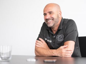 Bestens gelaunt: Bayer-Coach Peter Bosz. Foto: Marius Becker/dpa