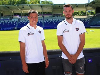 Die beiden Neuen des FC Erzgebirge Aue: Gaëtan Bussmann (l) und Florian Ballas. Foto: Daniel Schäfer/dpa-Zentralbild/dpa Die beiden Neuen des FC Erzgebirge Aue: Gaëtan Bussmann (l) und Florian Ballas. Foto: Daniel Schäfer/dpa-Zentralbild/dpa