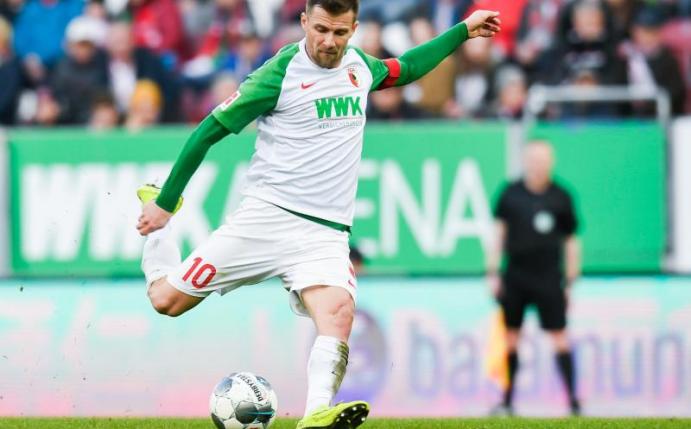 Macht nach mehr als einem Jahrzehnt beim FC Augsburg nun Schluss: Daniel Baier. Foto: Tom Weller/dpa