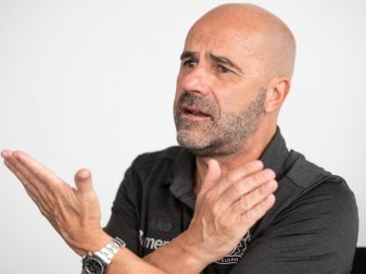Reiste mit einem Feyenoord-Fan einst nach Südamerika: Leverkusen-Coach Peter Bosz. Foto: Marius Becker/dpa Reiste mit einem Feyenoord-Fan einst nach Südamerika: Leverkusen-Coach Peter Bosz. Foto: Marius Becker/dpa