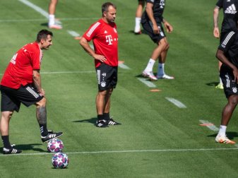 Bayern-Coach Hansi Flick (M) beobachtet seine Spieler beim Training. Foto: Sven Hoppe/dpa