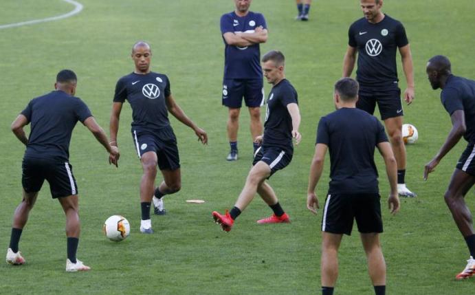 Die Spieler des VfL Wolfsburg beim Training in Kiew. Foto: Efrem Lukatsky/AP/dpa