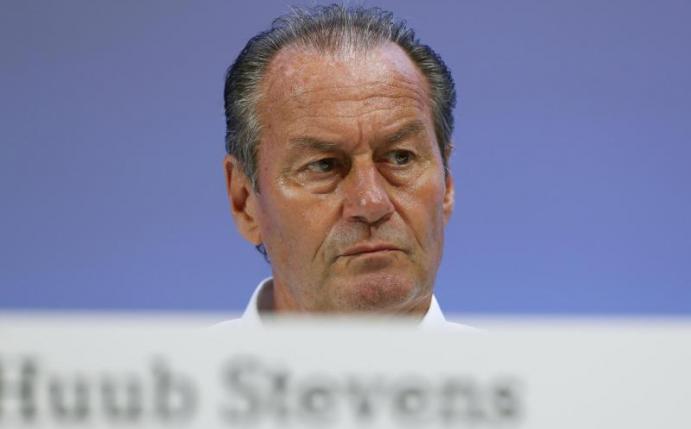 Huub Stevens rät seinem FC Schalke 04 kein Saisonziel auszugeben. Foto: Tim Rehbein/dpa