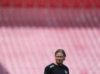Der 1. FC Köln setzt weiter auf die Zusammenarbeit mit Trainer Markus Gisdol. Foto: Lars Baron/Getty/Pool/dpa