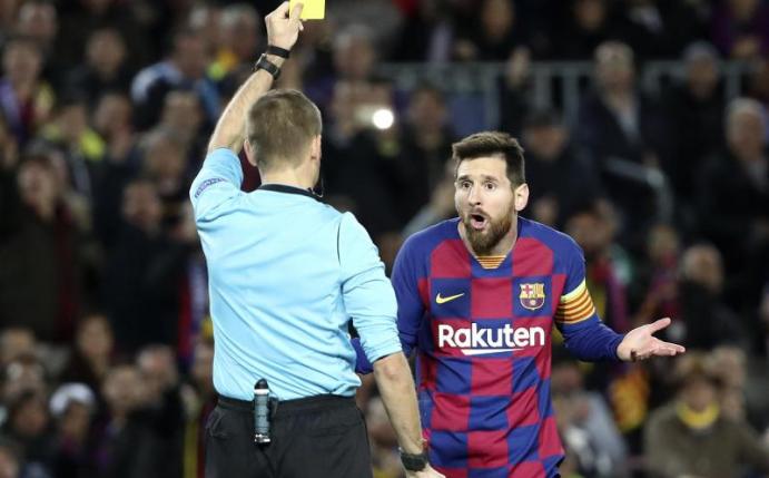 Die UEFA modifizierte die Regel zu den Sperren nach Gelben Karten. Foto: Emilio Morenatti/AP/dpa