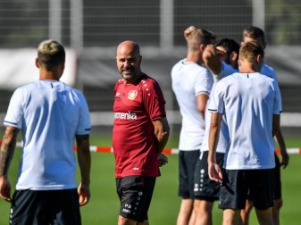 Trainer Peter Bosz (M.) möchte mit Bayer Leverkusen die nächste Runde erreichen. Foto: Martin Meissner/AP-Pool/dpa
