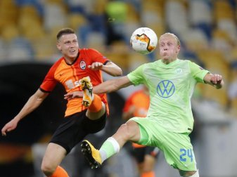 Mykola Matwijenko (l) von Schachtjor Donezk kämpft mit Wolfsburgs Xaver Schlager um den Ball. Foto: Efrem Lukatsky/AP/dpa Mykola Matwijenko (l) von Schachtjor Donezk kämpft mit Wolfsburgs Xaver Schlager um den Ball. Foto: Efrem Lukatsky/AP/dpa