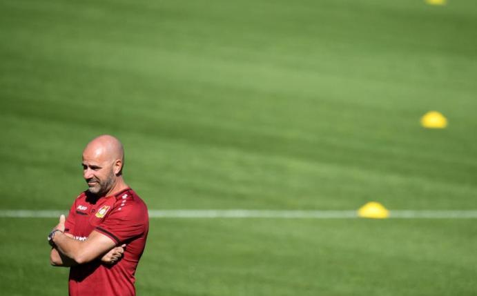 Leverkusens Coach Peter Bosz beobachtet das Training seiner Mannschaft. Foto: Sascha Schuermann/AFP-Pool/dpa