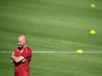 Leverkusens Coach Peter Bosz beobachtet das Training seiner Mannschaft. Foto: Sascha Schuermann/AFP-Pool/dpa Leverkusens Coach Peter Bosz beobachtet das Training seiner Mannschaft. Foto: Sascha Schuermann/AFP-Pool/dpa