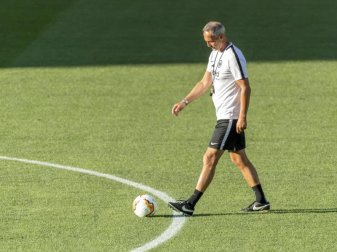Eintracht-Cheftrainer Adi Hütter will mit seinem Team die Sensation schaffen. Foto: Georgios Kefalas/KEYSTONE/dpa Eintracht-Cheftrainer Adi Hütter will mit seinem Team die Sensation schaffen. Foto: Georgios Kefalas/KEYSTONE/dpa
