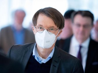 Steht dem DFL-Konzept zu Zuschauer-Rückkehr eher kritisch gegenüber: SPD-Politiker Karl Lauterbach. Foto: Kay Nietfeld/dpa Steht dem DFL-Konzept zu Zuschauer-Rückkehr eher kritisch gegenüber: SPD-Politiker Karl Lauterbach. Foto: Kay Nietfeld/dpa
