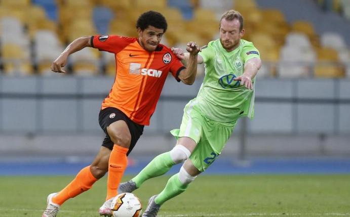 Taison (l) von Schachtjor Donezk und Maximilian Arnold vom VfL Wolfsburg kämpfen um den Ball. Foto: Efrem Lukatsky/AP/dpa