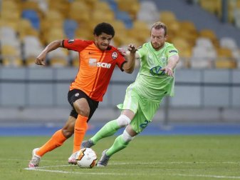 Taison (l) von Schachtjor Donezk und Maximilian Arnold vom VfL Wolfsburg kämpfen um den Ball. Foto: Efrem Lukatsky/AP/dpa Taison (l) von Schachtjor Donezk und Maximilian Arnold vom VfL Wolfsburg kämpfen um den Ball. Foto: Efrem Lukatsky/AP/dpa
