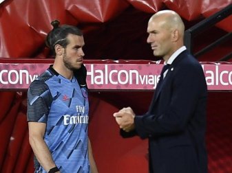 Real Madrids Trainer Zinedine Zidane (r) nimmt Gareth Bale nicht mit zum Rückspiel gegen Manchester City. Foto: Jose Breton/AP/dpa Real Madrids Trainer Zinedine Zidane (r) nimmt Gareth Bale nicht mit zum Rückspiel gegen Manchester City. Foto: Jose Breton/AP/dpa