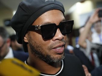Hofft bald nach Brasilien heimkehren zu können: Ronaldinho beim Verlassen der Generalstaatsanwaltschaft in Asuncion. Foto: Jorge Saenz/AP/dpa Hofft bald nach Brasilien heimkehren zu können: Ronaldinho beim Verlassen der Generalstaatsanwaltschaft in Asuncion. Foto: Jorge Saenz/AP/dpa